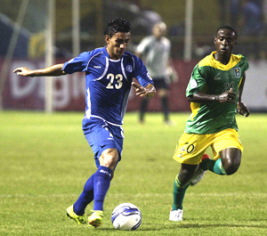  Rumbo a La Copa Mundo 2010: El Salvador 2 Guyana 2. Goal-scorer-Trayon-Bobb-marks-an-El-Salvador-player-during-Friday’s-World-Cup-qualifier-ad