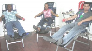 Students of Cacique Inc. donating blood.