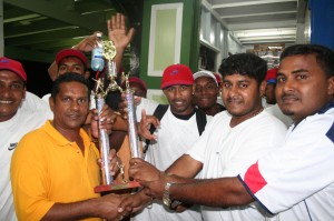 Varendra Shiwrattan receives winning trophy from Gopaul Boj-Raj