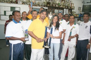 Venita Tahal of Ansa Mcal hands over winning  trophy to Goverdhan Arjune of Floodlights XI