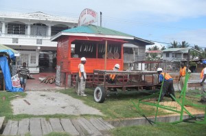 Employees from the Ministry of Works in the process of dismantling the stall.