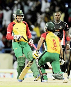  Sunil Narine and Mohammad Hafeez left Devon Thomas a forlorn figure. (Getty Images)