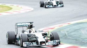 Lewis Hamilton took the world championship lead from Mercedes team-mate Nico Rosberg with a closely fought victory in the Spanish Grand Prix.