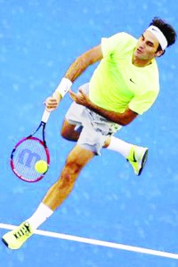 Roger Federer of Switzerland hits a return against Lu Yen-Hsun of Taiwan during their men's singles first round match at the Australian Open 2015 tennis tournament in Melbourne January 19, 2015.  (REUTERS-Carlos Barria)