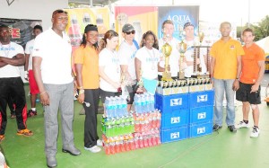 Members of the victorious USA team with the female champion Alisha Fortune (centre) and representatives of the sponsors. 