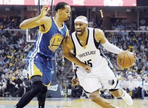 Memphis Grizzlies guard Vince Carter (15) drives to the basket against Golden State Warriors guard Shaun Livingston (34) during game three of the second round of the NBA Playoffs at FedExForum. (Justin Ford-USA TODAY Sports)