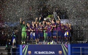 Barcelona celebrate with the trophy after winning the UEFA Champions League. (Reuters/Dylan Martinez)