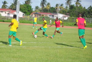 Daniel Wilson (center) passes the ball to Vurlon Mills (left)