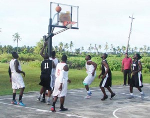 Action in the Bahamas Bermuda clash. (www.caribbeanbasketball.com photo)