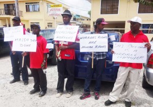 Protestors in front of the Ministry of Social Protection.