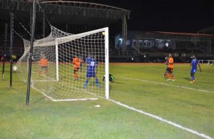 Trayon Bobb #26 nets Slingerz’ 3rd goal on assist from Murilo Barbosa (left), Pele goalie is floored. (Franklin Wilson photo) 