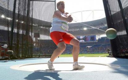 Wlodarczyk shatters world record for hammer gold