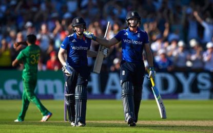 England hit world record 444-3 to crush Pakistan