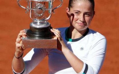 Ostapenko roars back to upset Halep in French Open final