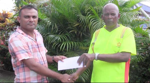 https://www.kaieteurnewsonline.com/images/2017/11/organiser-Randolph-Roberts-of-the-FACC-receives-sponsorship-from-Azim-Yunas-copy.jpg