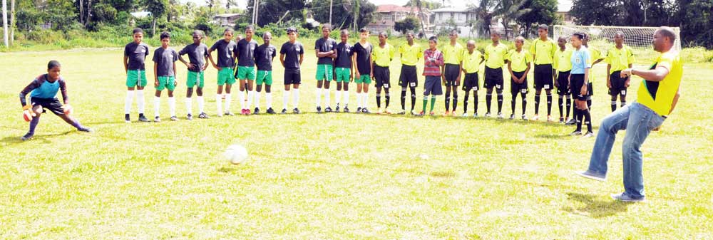 https://www.kaieteurnewsonline.com/images/2018/01/GFF-President-Wayne-Forde-officially-kicks-off-the-League-with-the-Kuru-Kururu-Warriors-goalie-about-to-gather-the-ball..jpg
