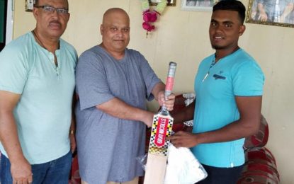 National U-19 Opener Alex Algoo receives cricket bat