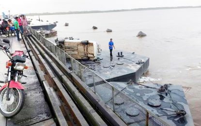 Car runs off Harbour Bridge retractor span onto pontoon