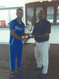 Tagenarine Chanderpaul accepts his man-of-the-match award from Match Referee, Zaheer Moakan. 