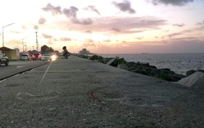 Two soldiers robbed on seawalls