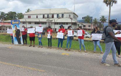 Fagundes’ relatives stage protest at CID Headquarters