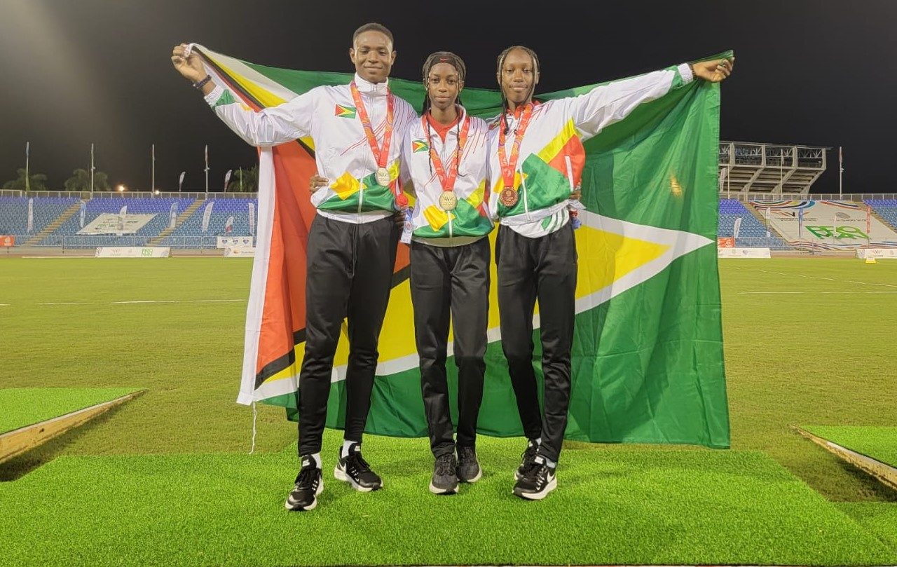 Historic trio! Golden Girl, Tianna Springer (centre), flanked 400m silver medallist Malachi Austin and 400m bronze medallist Narissa McPherson. (KS file photo/Rawle Toney)