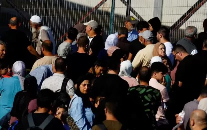 Thousands of people arrive at Gaza-Egypt border hoping to leave