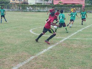 Kick Start Academy of Den Amstel and Pouderoyen (green) locked in action on Saturday at the Agricola Ground.