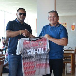 THANK YOU! Rodger King, the Consul General of Guyana in Boa Vista, presented with a Slignerz FC jersey as a token of appreciation for his hospitality.