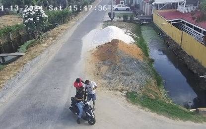 Motorcycle bandits caught on camera robbing man of cash, jewellery at Cummings Lodge