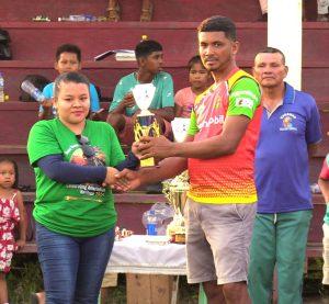 Karawab Captain, Kenneth DeAgrella, receives the runners up trophy and cash prize.