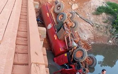 Brazilian man dies after fuel truck falls off bridge