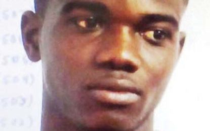 Police hold wanted man with stolen cell phone