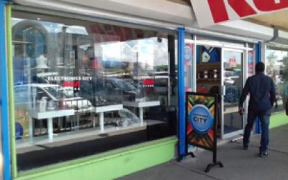 Male security guard shot by fleeing bandit