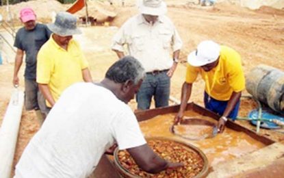 Growth declines in major sectors except gold in first quarter