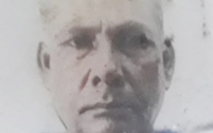 Bandits shoot market vendor in front of city constables