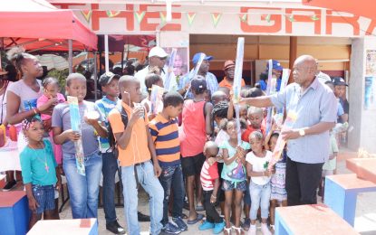 Garage drive-in bar hosts annual Easter ‘Give Back’  —distributes 2000 kites