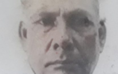 Cops hunt suspects in shooting of market vendor