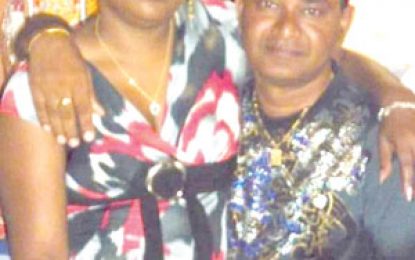 Man goes berserk, hammers wife and stabs daughter to death, then hangs self