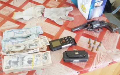 Security guard tied up, gunmen surrender after standoff with cops