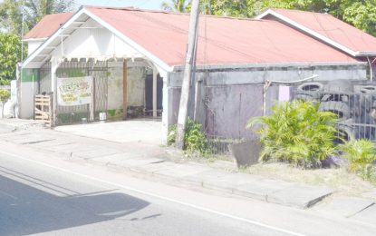 Armed youths rob car wash operator