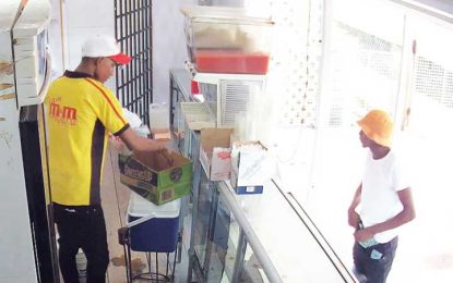 Lone armed bandit robs M&M snackette at Houston