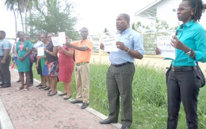 Strike threat pushes government to re-engage teachers