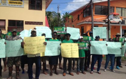 APNU supporters picket Linden’s GECOM office  …says no registration no election