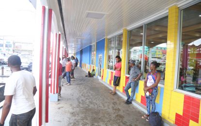 Gangs headed by female pounce on victims in vicinity of Demico House, Public buildings