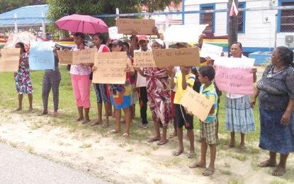 Family of taxi driver who dies in Suddie lockups pickets police station