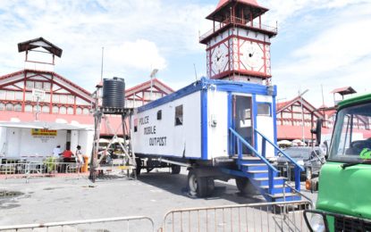 Man chops off handcuff, chases female cop through market