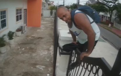 Security guard fights gun-toting motorcycle bandit