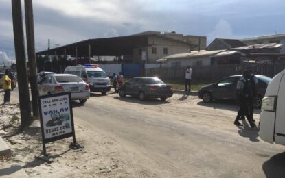 Brazen gunman breaks car window to rob marketing agent in traffic jam