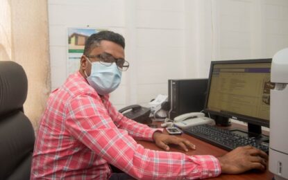 Govt. targets installing 5,000 solar streetlights in four years